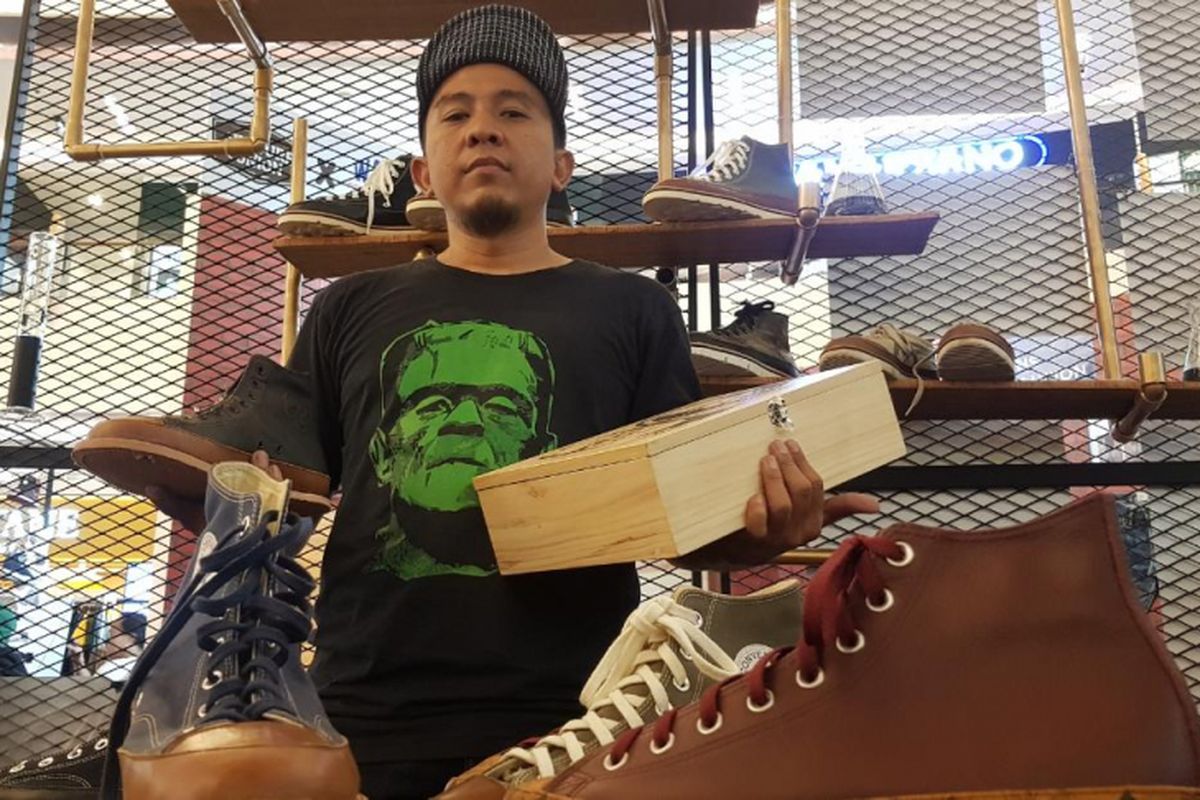 Aditya Rachman alias Adit and The Bandits, shoes customizer sneakers dan boots di acara Custom Collaboration, Jakarta.