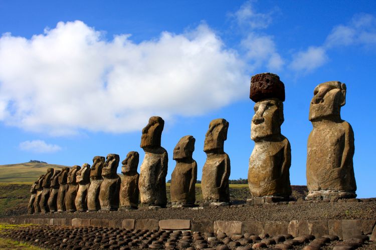 Patung Moai yang terletak di Pulau Paskah, Polinesia