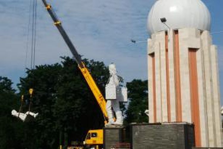 Proses pemindahan patung monumen jayandaru di alun-alun Sidoarjo.