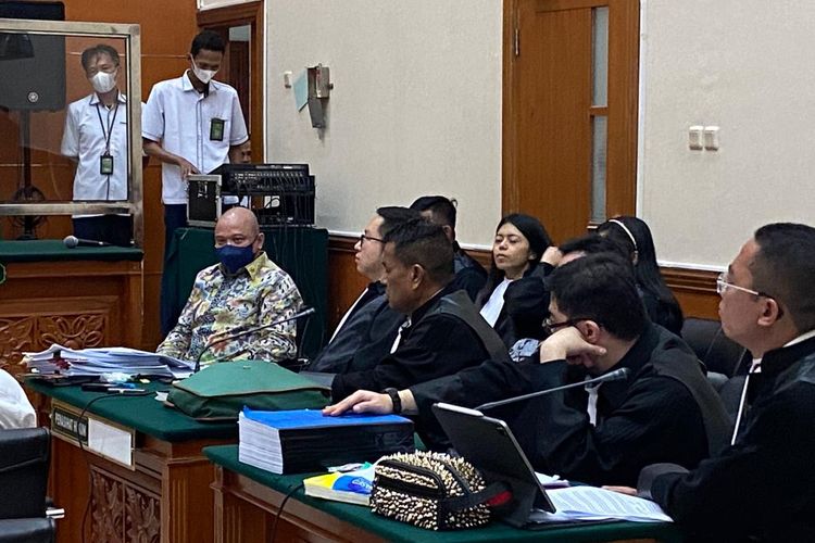 Mantan Kapolda Sumatera Barat Irjen Teddy Minahasa duduk bersama tim kuasa hukumnya saat menjalani sidang di PN Jakarta Barat, Senin (13/2/2023). 