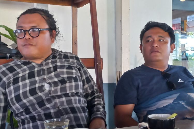 Parluhutan Banjarnahor (Kiri) dan Gifson Aruan selaku Kuasa Hukum tersangka korupsi Kadishub Pematangsiantar Julham Situmorang saat ditemui di Jalan Tenis Pematangsiantar, Sumatera Utara, Selasa (29/7/2025).