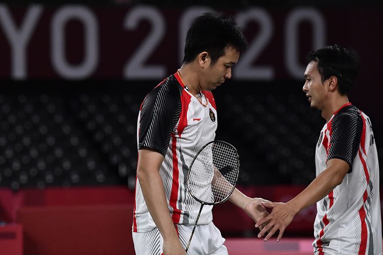 Pebulutangkis ganda putra Indonesia Mohammad Ahsan/Hendra Setiawan bersalaman seusai kalah dari ganda putra Taiwan Lee Yang/Wang Chi-Lin dalam semifinal Olimpiade Tokyo 2020, di Musashino Forest Sport Plaza, Tokyo, Jepang, Jumat (30/7/2021). Mohammad Ahsan/Hendra Setiawan gagal ke final setelah kalah 11-21, 10-21, dan selanjutnya mereka akan memperebutkan medali perunggu melawan ganda putra Malaysia pada Sabtu 31 Juli 2021.