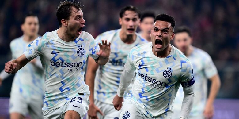 Penyerang Inter Milan asal Argentina Lautaro Martinez, merayakan gol bersama Nicolo Barella (kiri), pada laga Serie A Italia antara Genoa dan Inter Milan di Stadion Luigi Ferraris di Genoa pada 14 Desember 2025.