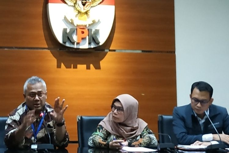 Ketua KPU Arief Budiman (kiri) dalam konferensi pers di Gedung Merah Putih KPK, Kamis (9/1/2020). 