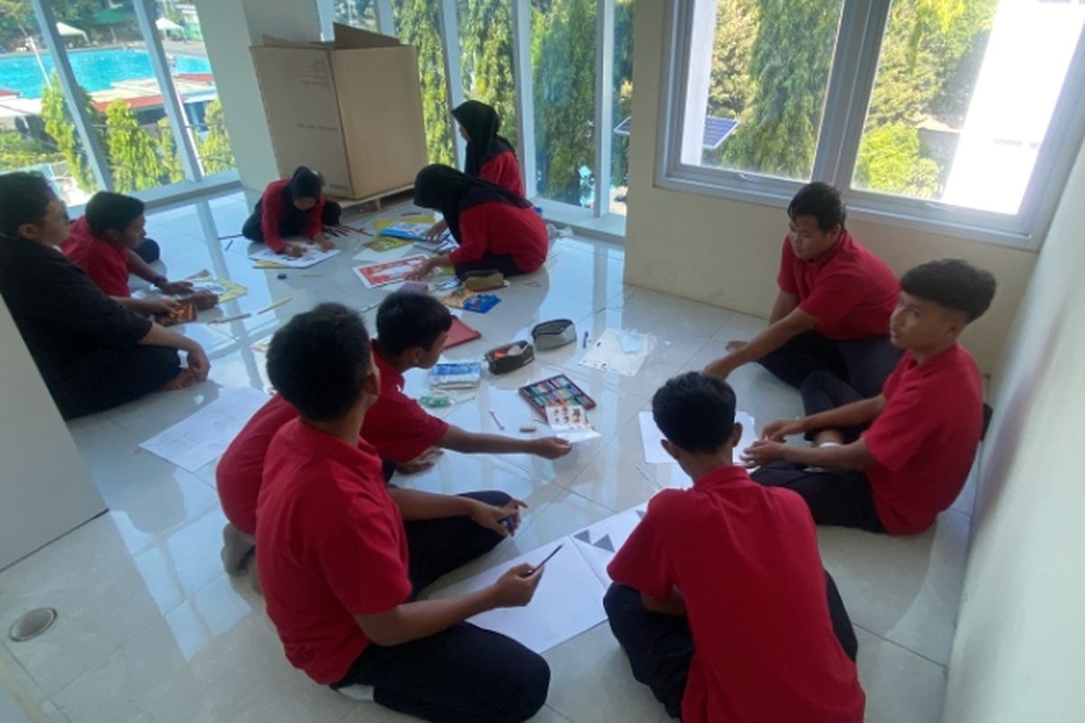 Siswa Sekolah Rakyat 21 Surabaya saat belajar menggambar, Kamis (16/10/2025).