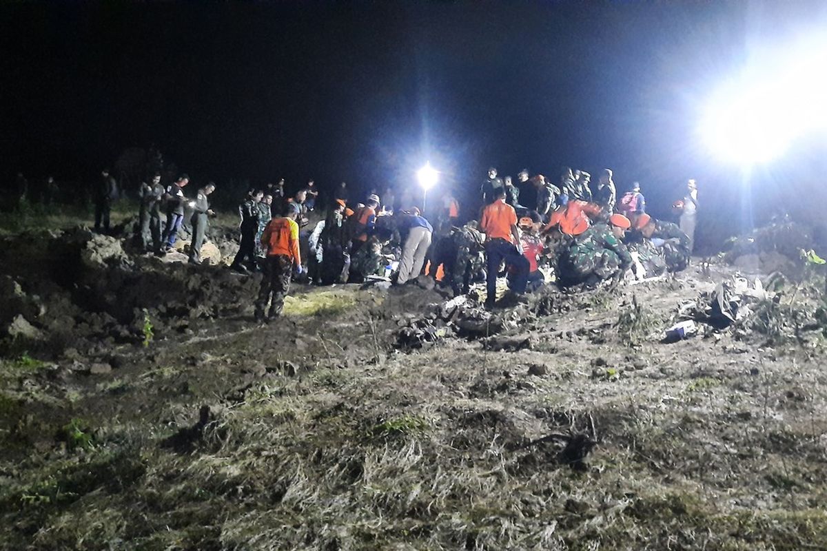 Proses evakuasi jatuhnya pesawat T-50i Golden Eagle di Blora
