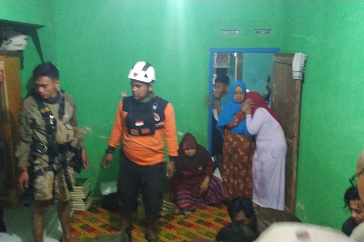 Suasana di rumah duka korban meninggal dunia di dalam sumur beracun di Kampung Kamandoran, Desa Karangtengah, Kecamatam Cibadak, Sukabumi, Jawa Barat, Minggu (1/12/2019).