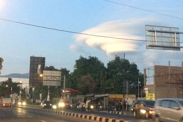 Awan unik di langit Semarang, Jawa Tengah, Senin (10/9/2018)