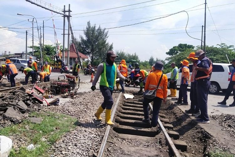 PT Kereta Api Indonesia (Persero) Daop 4 Semarang melakukan perbaikan jalur rel kereta api di Jalan Ronggowarsito Kota Semarang.