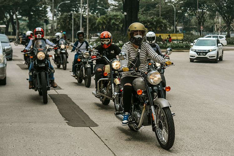 Para lady biker pengendara Royal Enfield