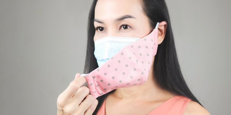 Masker dobel yang disarankan adalah masker medis untuk digunakan di dalam dan masker kain di bagian luar.