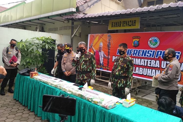 Kapolda Sumut, Irjen Pol Martuani Sormin, didampingi Wakapolda Sumut, Brigjen Pol Dadang Hartanto, Kapolres Labuhanbatu AKBP Deni Kurniawan, dan lainnya menunjukkan barang bukti 15 sabu-sabu yang disita dari 2 tersangka yang tewas.