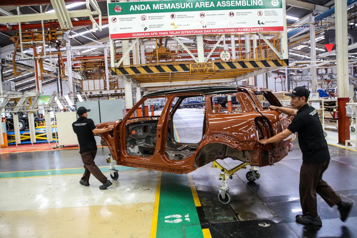 Pekerja menyelesaikan perakitan mobil New Mini Cooper Countryman di pabrik BMW Production Network 2, PT Gaya Motor, Jakarta Utara, Kamis (6/9/2018). Edisi pertama yang dirakit terdiri dari dua varian, yakni MINI Cooper Countryman dan New MINI Cooper S Countryman Sports.