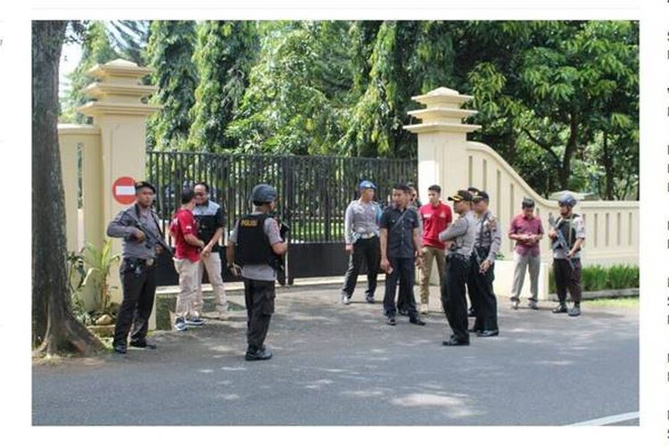 Pasca-penangkapan pelaku penyerangan anggota di Mako Polres Banyumas, anggota memperketat penjagaan mako dengan melakukan pemeriksaan terhadap setiap orang yang akan memasuki Mapolres Banyumas di Jl. Letjen Pol Soemarto, Selasa (11/4/2017). Foto seperti ditayangkan di situs resmi tribratanews.polri.go.id.