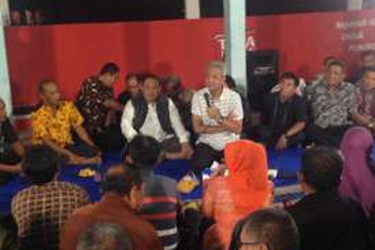Gubernur Jateng Ganjar Pranowo berdialog dengan warga nelayan di Pantaj Teluk Penyu, Cilacap, Rabu (9/11/2016) malam