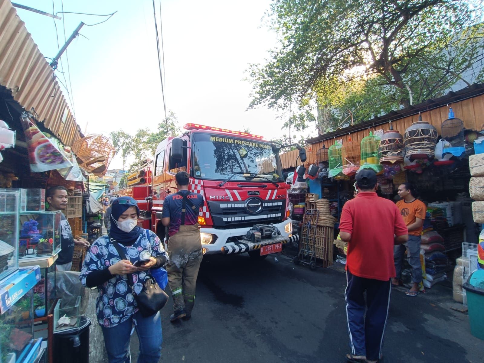 Saat Mobil Damkar Kesulitan Pulang Usai Padamkan Api di Jatinegara...