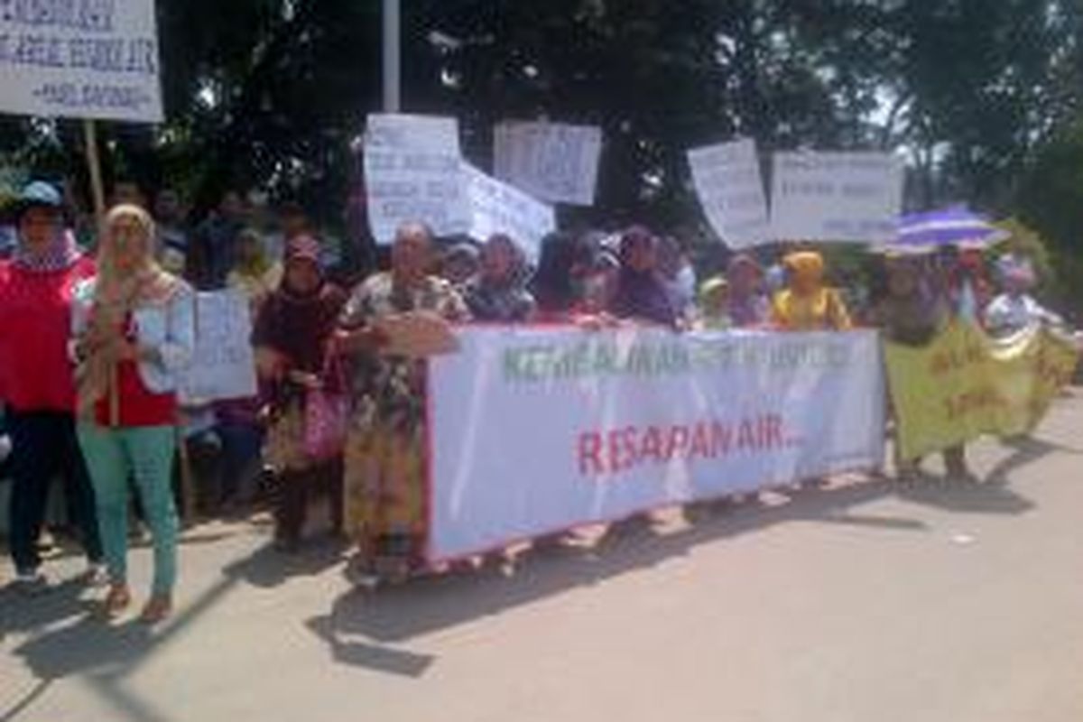 Warga Kayu Putih di Pulogadung, Jakarta Timur melakukan aksi unjuk rasa menentang pengembangan kawasan sekitar mereka menjadi area sentra bisnis. Pengembangan tersebut disebut dilakukan oleh PT Pulomas Jaya. Rabu (2/4/2014). 