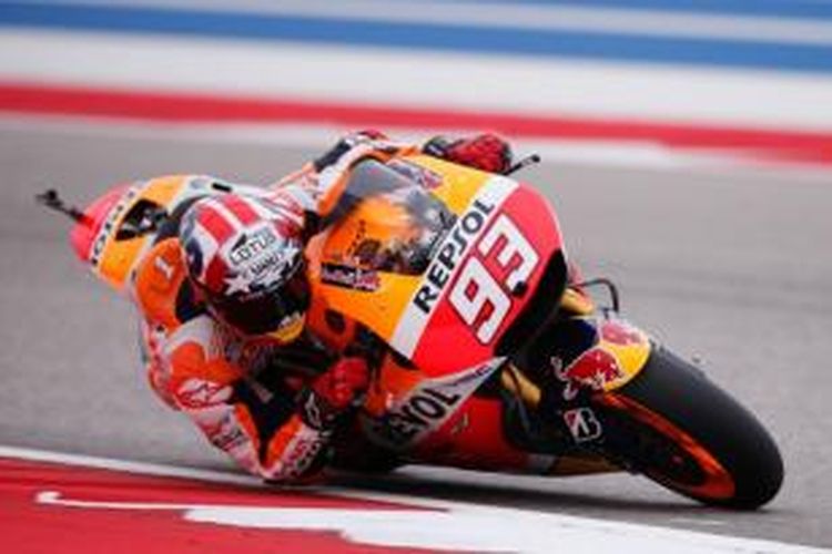 Pebalap Repsol Honda asal Spanyol, Marc Marquez, memacu motornya pada sesi kualifikasi GP Americas di Austin, Sabtu (11/4/2015).