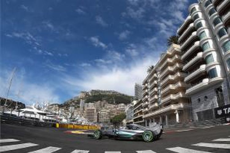 Pebalap Mercedes, Lewis Hamilton, memacu mobilnya pada sesi latihan pertama GP Monaco di Sirkuit Monte Carlo, Kamis (21/5/2015).