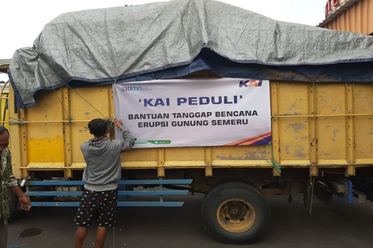 Penyerahan bantuan tahap pertama dari KAI kepada masyarakat terdampak erupsi Gunung Semeru, Kabupaten Lumajang, Jawa Timur.