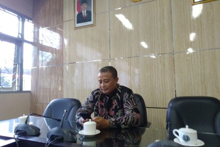 Anggota komisi D DPRD Jember Nur Hasan meminta TKA asa china yang bekerja di Jember dan pulang ke negaranya tidak kembali dulu