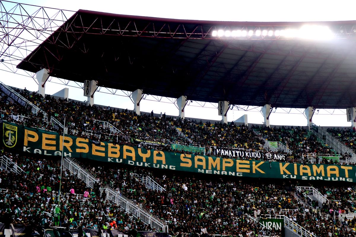 Suporter Persebaya Surabaya saat mendukung tim bertanding pada pekan 4 Liga 1 2022-2023 melawan Madura United yang berakhir dengan skor 2-2 di Stadion Gelora Bung Tomo Surabaya, Minggu (14/8/2022) sore.