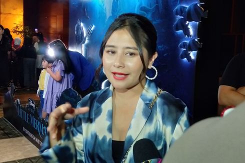 Aksi Prilly Latuconsina Pungut Sampah di Jember Fashion Carnaval 2023