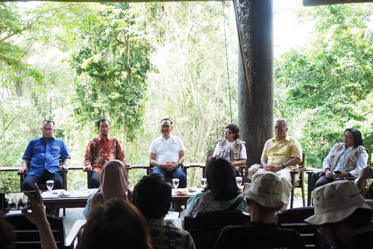 Diskusi antara Otorita Ibu Kota Nusantara (IKN) dan rektor dari lima perguruan tinggi terkemuka Indonesia di Samboja Lodge. Kabupaten Kutai Kartanegara, Kalimantan Timur, Jumat (4/8/2023).