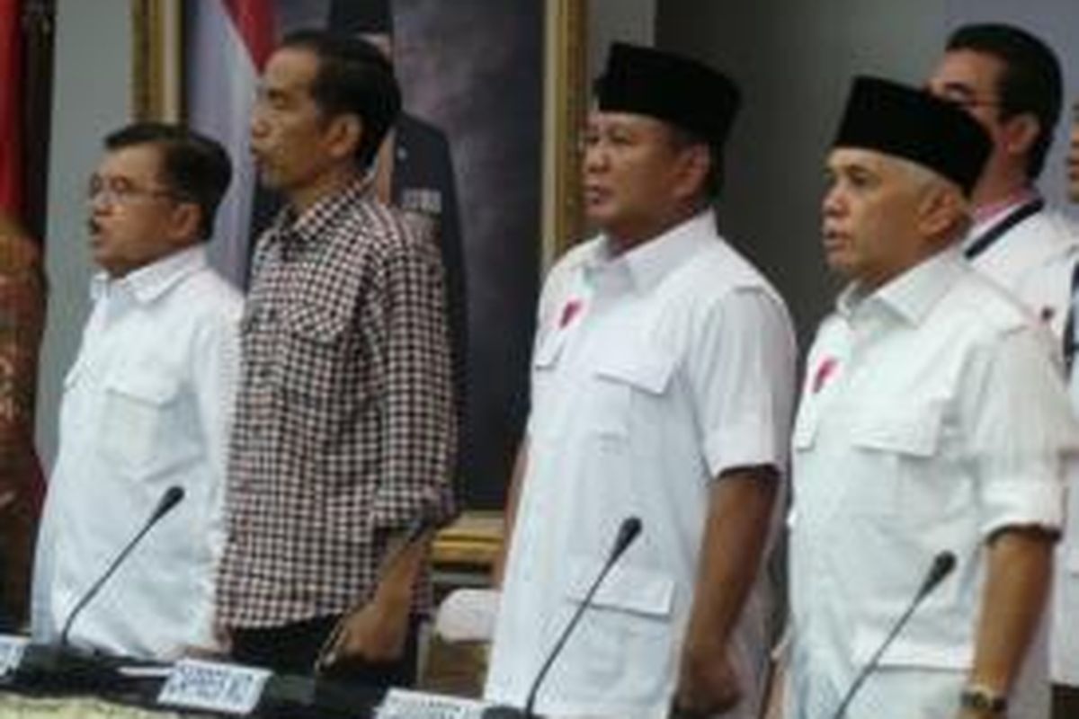 Calon presiden dan calon wakil presiden Joko Widodo (kedua dari kiri) dan Muhammad Jusuf Kalla (kiri) serta Prabowo Subianto (kedua dari kanan) dan Hatta Rajasa (kanan) saat pengumuman laporan harta kekayaan calon presiden dan calon wakil presiden, Selasa (1/7/2014) di Jakarta