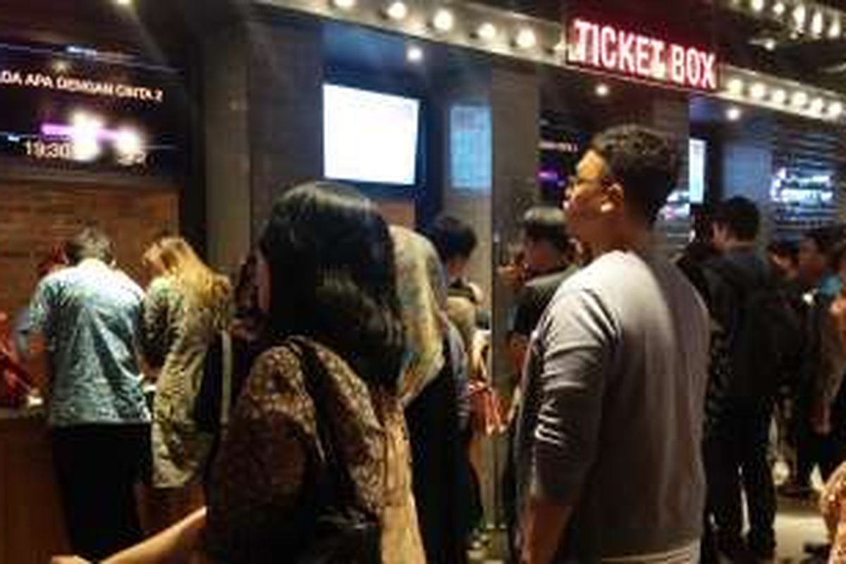 Antrean penonton di CGV Blitz Grand Indonesia, Jakarta Pusat, Kamis (28/4/2016) malam.