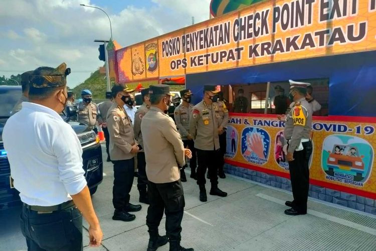 Wakapolri Komjen Gatot Eddy Pramono memantau pos penyekatan di Pelabuhan Bakauheni, Sabtu (8/5/2021). (FOTO: Dok. Humas Polda Lampung)