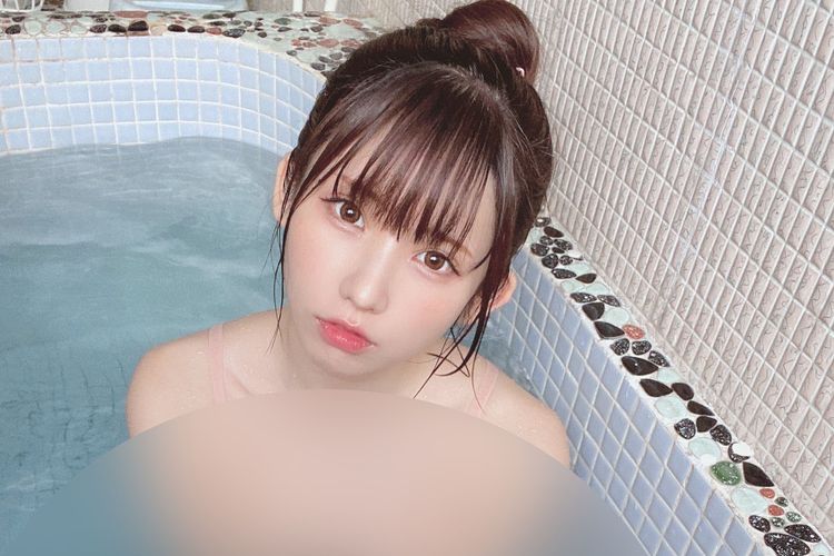Enako cosplayer Jepang yang berpose nyaris telanjang saat sesi foto Off Costume di majalah.