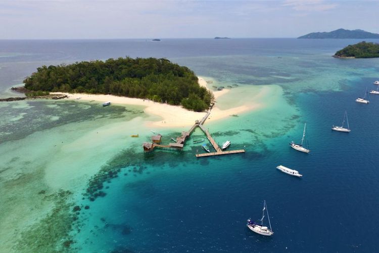 Pulau Saronde di perairan utara Provinsi Gorontalo yang menjadi tujuan utama wisatawan nusantara dan mancanegara.