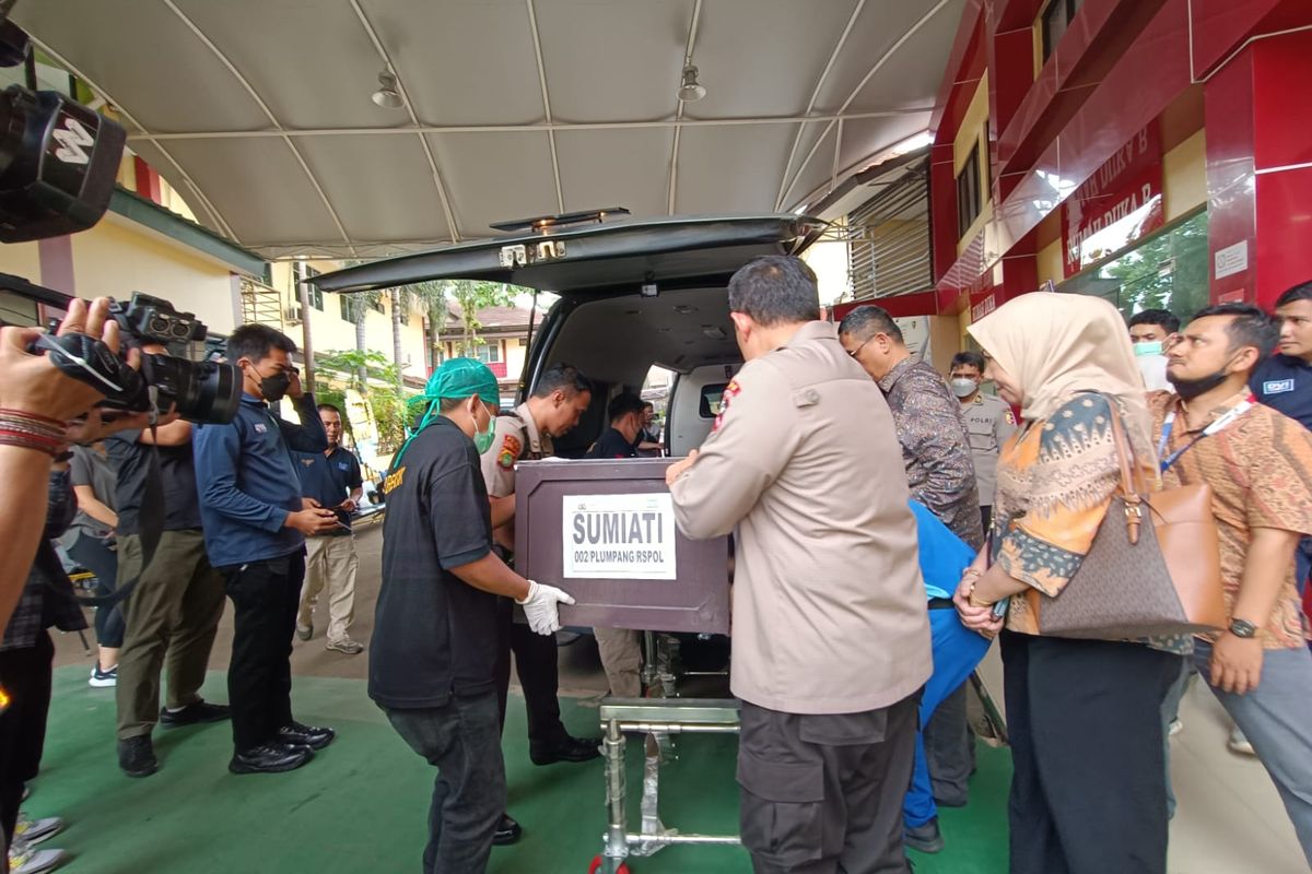 Ria Putri (30) tiba sendiri untuk menjemput dua dari empat anggota keluarganya yang menjadi korban kebakaran Depo Pertamina Plumpang, RS Polri Kramatjati, Jakarta Timur, Rabu (8/3/2023).