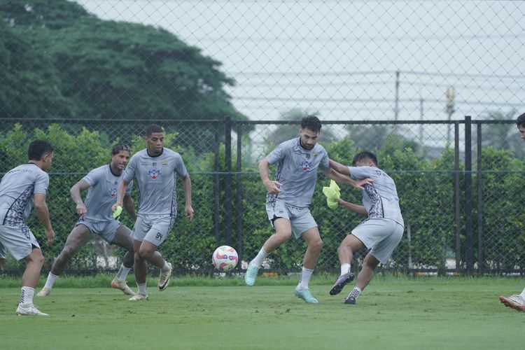Bek Timnas Irak Frans Putros saat melangsungkan latihan bersama Persib Bandung dalam TC Thailand jelang Super League 2025-2026. 