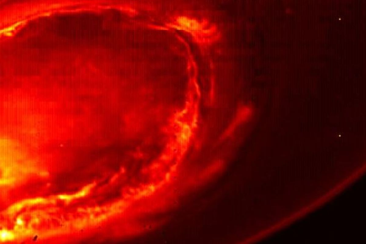 Sinar merah aurora yang ditangkap di kutub selatan Jupiter, oleh pesawat ruang angkasa, Juno