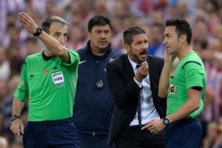 Pelatih Atletico Madrid, Diego Simeono (kedua dari kanan) melakukan protes kepada ofisial keempat, pada leg kedua Piala Super Spanyol melawan Real Madrid, di Vicente Calderon, Jumat (22/8/2014). 