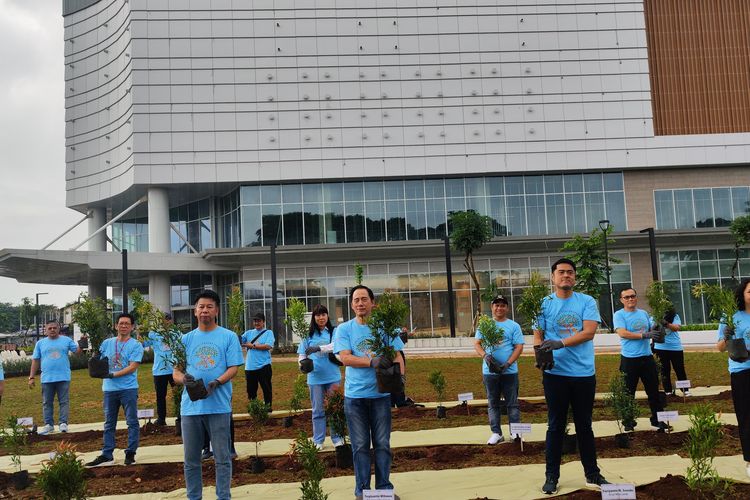 AEON dan Living World Kota Wisata menggelar kegiatan penanaman pohon bersama pada 27 Januari 2024, sebagai bentuk kontribusi bagi lingkungan.