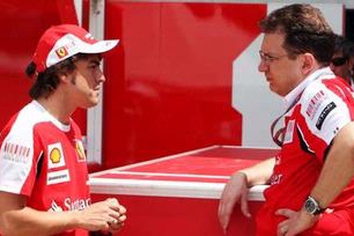 Pebalap Ferrari, Fernando Alonso (kiri), berbicara dengan bos desainer Ferrari, Nicholas Tombazis.