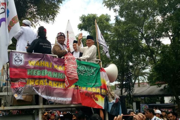 Dewan Pembina Presidium Alumni 212 Amien Rais hadir di lokasi sidang vonis Buni Yani di Gedung Dinas Perpustakaan dan Kearsipan, Kota Bandung, di Jalan Seram, Bandung, tempat sidang vonis Buni berlangsung, Selasa (14/11/2017). Dia juga sempat berorasi bersama massa pendukung Buni Yani di depan gedung