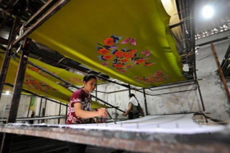 Pekerja menyelesaikan pembuatan kain batik yang khusus di ekspor ke Malaysia di Kampung Batik Laweyan, Solo, Jawa Tengah, Kamis (4/7/2013).