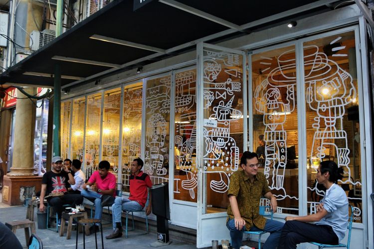  Karim Raslan (kiri) dan Angga Sasongko sedang bersantai menikmati kopi di kedai Filosofi Kopi, Melawai Jakarta, Juli 2017. 