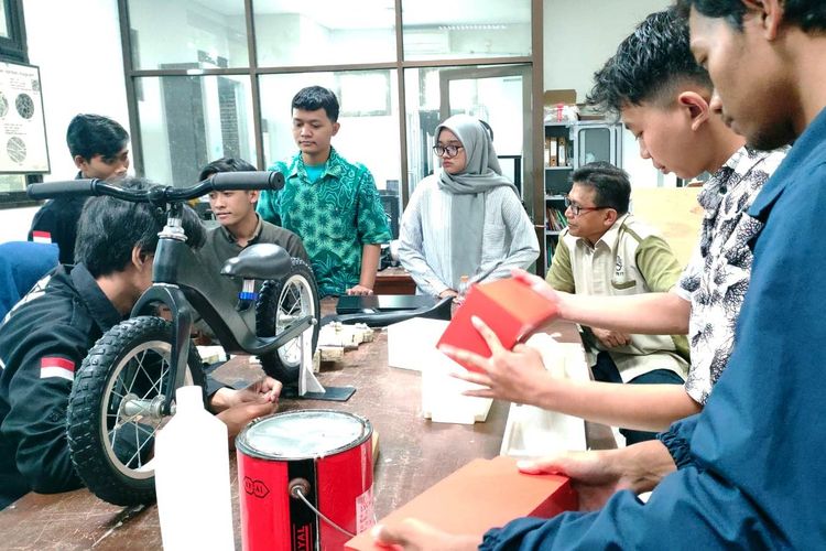 Para mahasiswa Universitas Negeri Yogyakarta (UNY) dengan hasil inovasi balance bike.