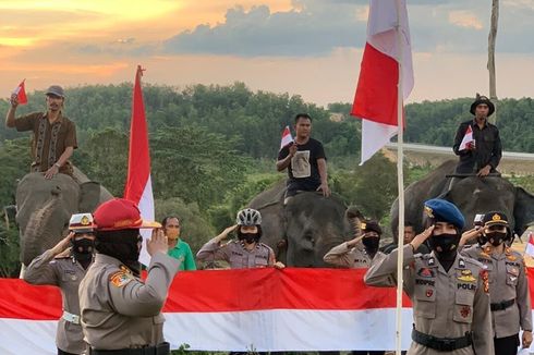 Kala Polwan Gelar Upacara HUT Ke-75 RI di Puncak Bukit, Diikuti 3 Gajah Jinak