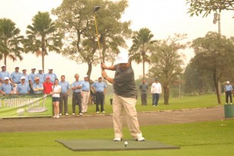 Presiden Direktur PT Toyota Astra Motor, Johnny Darmawan, bersiap melakukan pemukulan bola sebagai tanda dimulainya Camry Invitational Golf Tournament 2013 di Royale Jakarta Golf Club, Halim, Jakarta Timur, Rabu (3/7/2013).