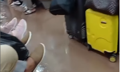 Video Viral, Penampakan Genangan Air di Dalam KRL, KCI: Air Hujan Masuk Melalui Pintu