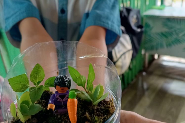 Lutfi (12) siswa SD Inklusi Rumah Ceria Medan saat menunjukkan hasil terarium buatannya, Rabu (25/10/2023).