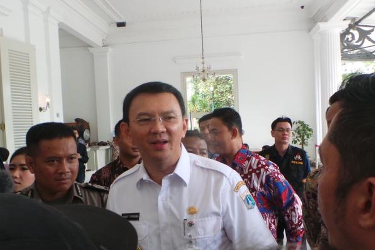 Gubernur DKI Jakarta Basuki Tjahaja Purnama atau Ahok saat mendengar aduan warga di Pendopo Balai Kota DKI Jakarta, Rabu (1/3/2017).