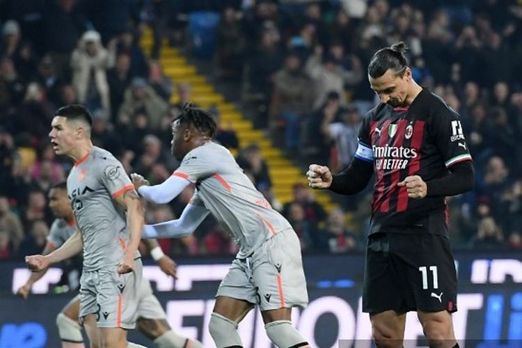 Reaksi penyerang AC Milan Zlatan Ibrahimovic saat gagal mengeksekusi penalti pada laga pekan ke-27 Liga Italia 2022-2023 melawan Udinese di Stadion Dacia Arena, Minggu (19/3/2023) dini hari WIB.