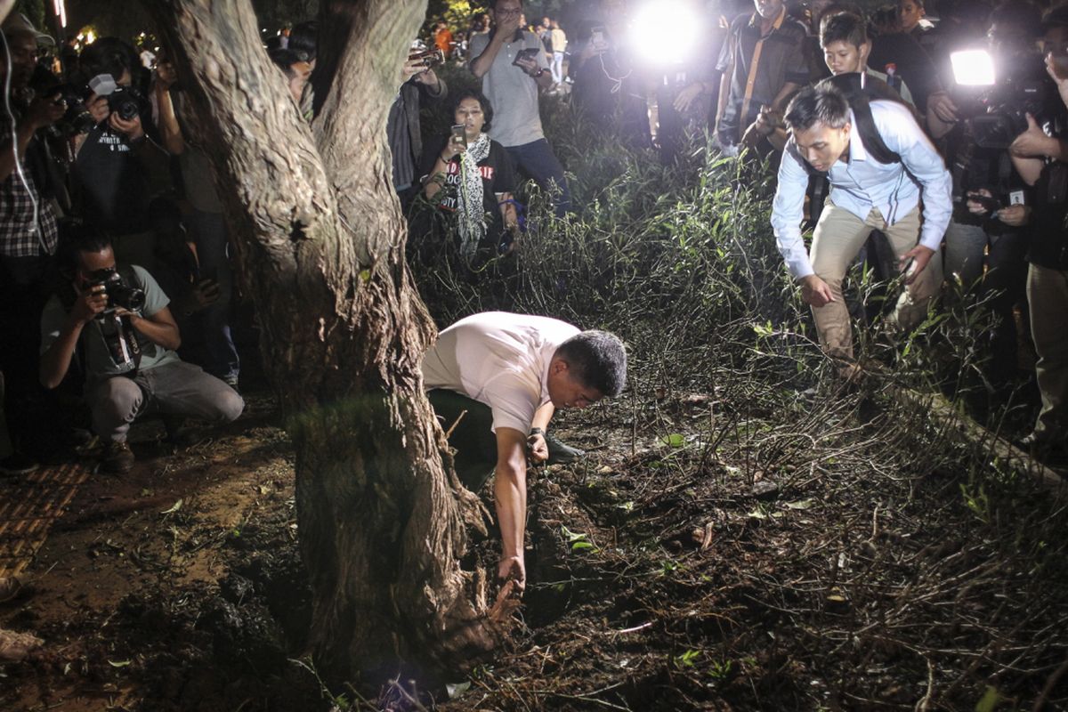 Petugas kepolisian memeriksa lokasi ledakan di Parkir Timur Senayan, Jakarta, Minggu (17/2/2019). *** Local Caption *** 
